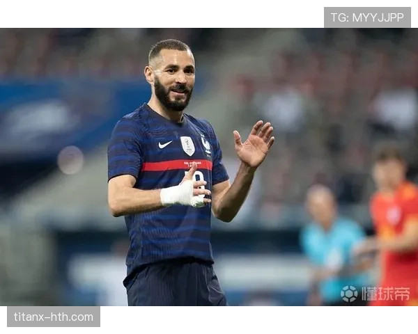 本泽马与伊布技术风格及进攻角色对比分析